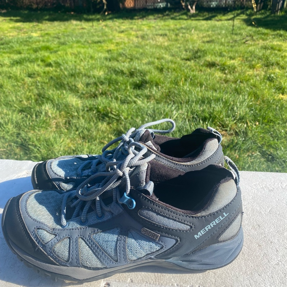Merrell Women’s Athletic Shoes in Blue and Black Hiking Shoes Size 7.5